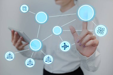 Üniformalı kadın elinde tabletle sanal düğmeye basıyor. Tampon Taşıyan İş Kadını Yeni Fütürist Teknolojileri Gösteriyor.