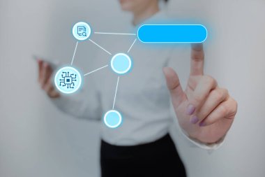 Üniformalı kadın elinde tabletle sanal düğmeye basıyor. Tampon Taşıyan İş Kadını Yeni Fütürist Teknolojileri Gösteriyor.