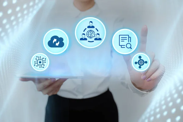 Lady en uniforme de pie sosteniendo la tableta y presionando el botón virtual. Interruptor de golpeteo de almohadilla de mujer de negocios que muestra nuevas tecnologías futuristas. —  Fotos de Stock