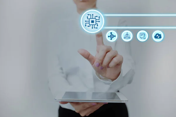 Lady en uniforme de pie sosteniendo la tableta y presionando el botón virtual. Interruptor de golpeteo de almohadilla de mujer de negocios que muestra nuevas tecnologías futuristas. — Foto de Stock