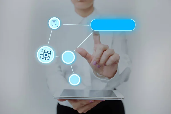 Lady en uniforme de pie sosteniendo la tableta y presionando el botón virtual. Interruptor de golpeteo de almohadilla de mujer de negocios que muestra nuevas tecnologías futuristas. — Foto de Stock