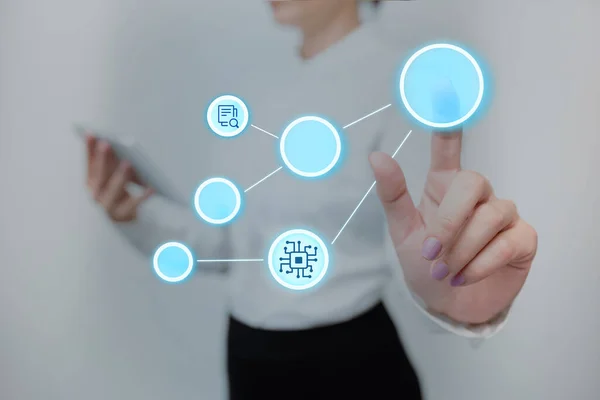 Lady in uniform staat met een tablet en drukt op Virtual Button. Zakelijke vrouw dragen Pad Tapping Switch Toont nieuwe futuristische technologieën. — Stockfoto