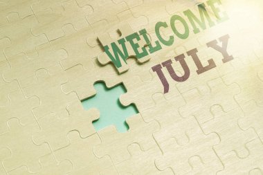 El yazısı. Temmuz 'a hoş geldin. İş Fikri Takvimi Yedinci Ay 31gün Üçüncü Çeyrek Yeni Sezon Binası Tamamlanmamış Beyaz Yapboz Deseni Bulmacası Son Parçası Eksik