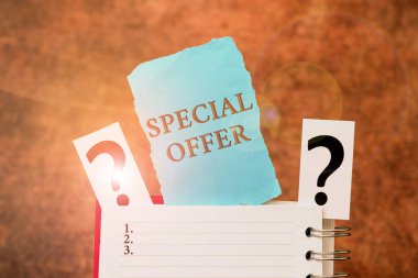 Özel Teklif metni yazılıyor. Yeni Çözümler ve Cevaplar Daha Fazla İpucu Arayan Yeni Fikir Beyin Fırtınası 'nı müşteri çekmek için ürün veya hizmeti daha düşük fiyata satma fikri