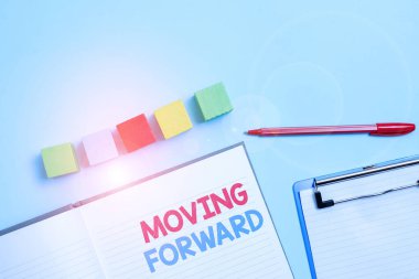 İleriyi gösteren bir tabela. Bu kavram, çok renkli yüzeydeki Küp Küp Örneklerinin İlerleme Sürecine Doğru Bir Nokta Hareketi anlamına gelir.