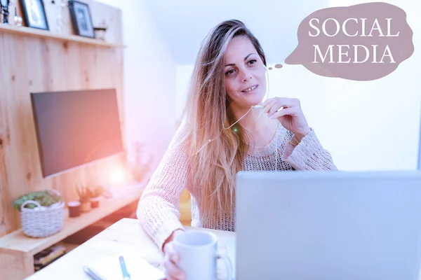 Text med presentation av sociala medier. Word Skrivet på Online kommunikationskanal Nätverk Microblogging Sammanfattning Titta på online-filmer, visar nya Internet-videor — Stockfoto