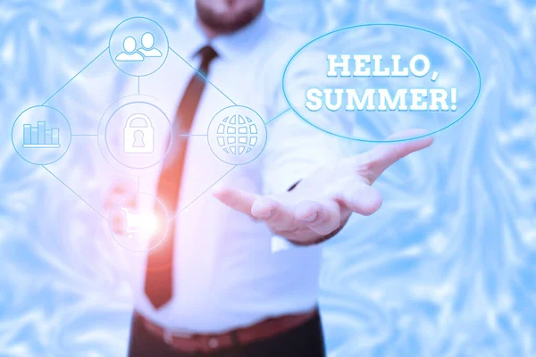 インスピレーションを示すテキストこんにちは、夏。今年の暑い季節が経験されたときに使用される挨拶を意味する概念ジェントルマン統一立ちます新しい未来技術を保持. — ストック写真