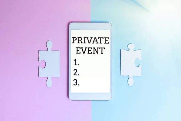 Текст, показывающий вдохновение Private Event. Обзор бизнеса Эксклюзивные оговорки RSVP пригласительные технологические различия и выбор коммуникационных проблем и решений — стоковое фото