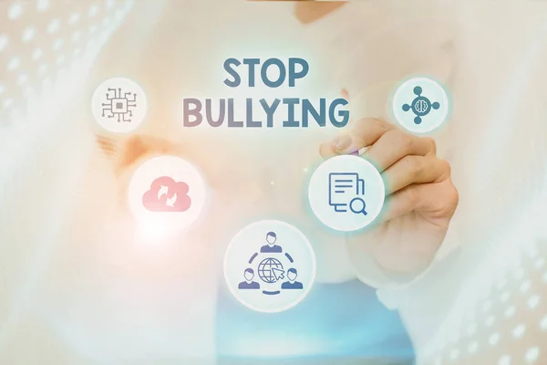 Υπογραφή εμφάνισης Stop Bullying. Επιχειρηματική ιδέα εκφράζοντας την εκστρατεία τους κατά της βίας κατά των θυμάτων Lady in Uniform Standing Holding Tablet Typing Futuristic Technologies. — Φωτογραφία Αρχείου