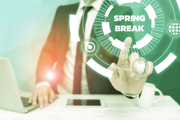 Título conceptual Spring Break. Concepto que significa período de vacaciones en la escuela y las universidades durante la primavera Bussiness Man Sitting Desk Laptop And Phone Pointing Futuristic Technology. — Foto de Stock