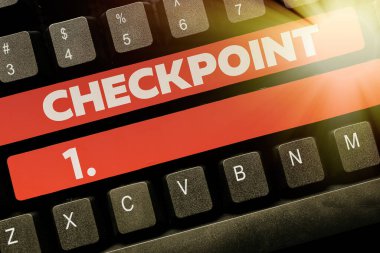 Kavramsal ekran kontrol noktası. Gezginlerin güvenlik kontrollerine tabi olduğu, İndirme Geçmişi Dosyalarını Yeniden İndirme, Çevrimiçi Kayıt Formları Yazma