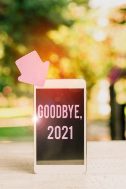 Elveda 2021 yazan bir tabela. Yeni Yıl Arifesi Kilometre Taşı anlamına gelen kavram Geçen ayın kutlaması Soyut Açık Telefon Fotoğrafçılığı, Yeni Aygıt Gösterimi