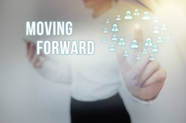 Kavramsal Görünüm İlerliyor. İleri İlerleme Konusunda Bir Noktaya İlerleme Sözcüğü Bayan Tutma Tableti Sanal Düğmeye Basarak Geleceğin Teknolojisini Gösteriyor.