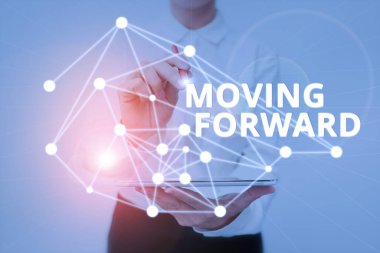 İleriye Giden İşareti gösteren bir ilham. Kavramsal fotoğraf İleride İlerlemeye Doğru Bir Nokta İlerlemeye Doğru İlerliyor Üniformalı İlerici İlerleme Kadını Bekleme Tableti Yazma Geleceği Teknolojileri.