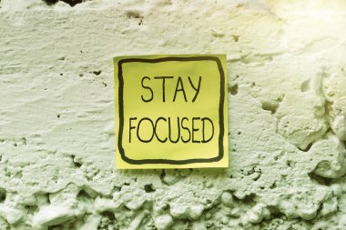 İlhamı gösteren metin Odaklan. İş vitrininde dikkatli olun. Önceliklerinize yoğunlaşın. Yeni parlak fikirlerin yaratıcılığı ve ilhamı yenileyeceği düşüncesinden kaçının.