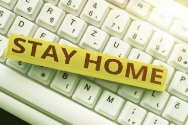 Mesajda Evde Kal yazıyor. Kavramsal fotoğraf bir etkinlik için dışarı çıkmasın ve evde ya da evde kalmasın. Yemek pişirme rehberi, Yeni Çevrimiçi Kılavuzlar yeniden yazılsın.