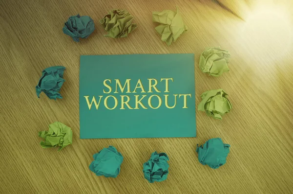 스마트 워크 아웃 (Smart Workout) 이란 글을 쓴다. 화려 한 근육 성장을 극대화하기 위한 사업 홍보용 부동산 부동산 부동산 부동산 재배법 (Business showcase programlydesign). — 스톡 사진