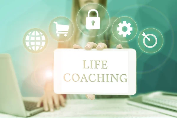 Texto que muestra inspiración Life Coaching. Visión general del negocio Mejorar vidas por desafíos Nos anima en nuestras carreras Mujer de negocios sentada en la oficina Sosteniendo móviles Mostrando ideas futuristas. —  Fotos de Stock