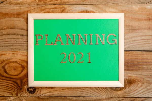 Ручная надпись Planning 2021. Понятие, означающее "начать с конца" в определении долгосрочных целей отображения различных цветовых наклеек, расположенных на плоском фоне — стоковое фото