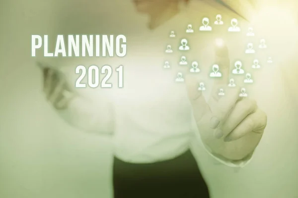 Handschrift Planning 2021. Zakelijk overzicht Begin met einde in de mind positionering Lange termijn doelstellingen Lady Holding Tablet Druk op Virtual Button Toont Futuristische Tech. — Stockfoto