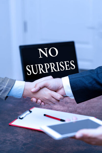 Текст с надписью "Никаких сюрпризов". Концепция, означающая предполагаемый в конечном итоге предназначенный традиционный набор Обычные два профессиональных хорошо одетых корпоративных бизнесменов рукопожатие в помещении