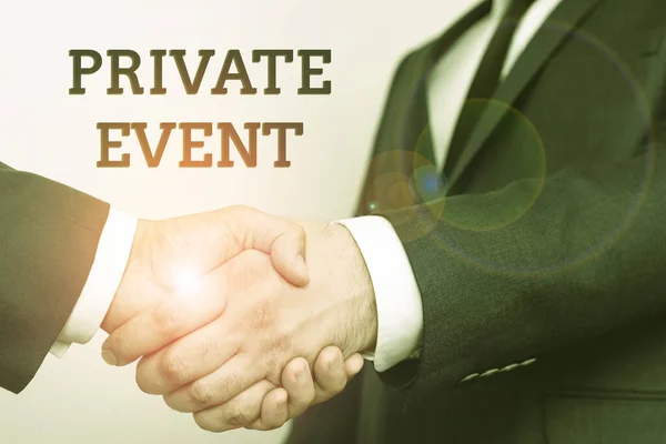 Firma mostrando Evento Privado. Enfoque de negocio Reservaciones exclusivas RSVP Invitational Seated Dos profesionales bien vestidos Empresarios corporativos Handshake Interior — Foto de Stock