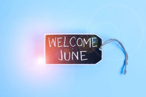 Podepsat zobrazení Welcome June. Slovo napsané v kalendáři Šestý měsíc Druhé čtvrtletí Třicet dní Pozdrav Kolekce prázdné samolepky Tagy svázané řetězcem pro informační štítek — Stock fotografie