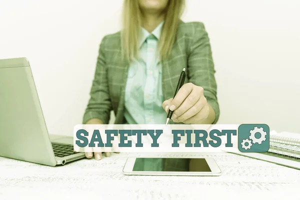 Koncepcionális kijelző Első a biztonság. Üzleti megközelítés Kerülje a felesleges kockázatot Élő Biztonságos Ügyeljen arra, hogy az építész Interjú Ügyfél, Jelentéstétel Fontos információk — Stock Fotó