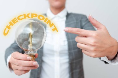 Kontrol Noktası 'nı göster. Gezginlerin güvenlik kontrollerine tabi tutulduğu, insanlı giriş için bir kelime. Lambalı kadın iki eliyle yeni teknoloji fikirleri sunuyor.