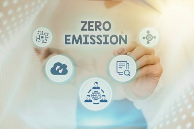 Sıfır Emisyon 'u gösteren işaret. Kavramsal fotoğraf, atmosferik kirlilik yaratmayan, Üniformalı Kadın Bekleme Tableti Yazma Futuristik Teknolojileri.