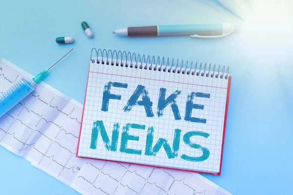 Tekenen met nepnieuws. Internet Concept valse informatie te publiceren onder het mom van authentiek nieuws Schrijven recept Geneeskunde Laboratorium testen en analyseren van genezing — Stockfoto