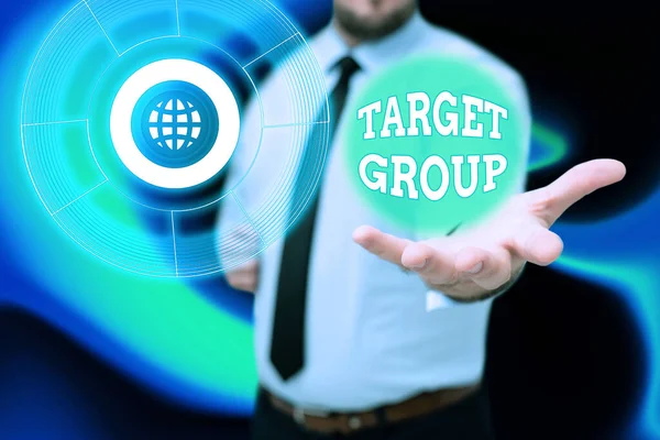 Escrevendo exibindo texto Target Group. Conceito de Internet Particular mostrando que um anúncio destinado a alcançar Gentelman Uniform Standing Holding Novas Tecnologias Futuristas. — Fotografia de Stock