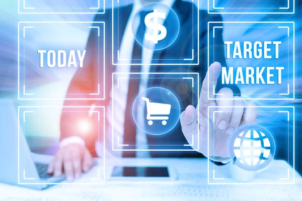 Hinweisschild Target Market. Business präsentiert spezifische Kunden, an die ein Unternehmen sein Marketing richtet Bussiness Man Sitting Desk Laptop And Phone Pointing Futuristic Technology. — Stockfoto