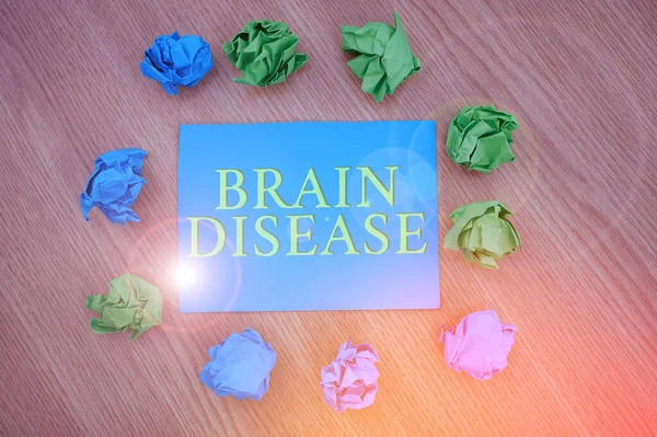 显示脑疾病的标志。神经紊乱使系统恶化的一个词是神经色彩斑斓的皱巴巴的纸圆环状心形卡片. — 图库照片