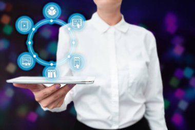 Üniformalı Kadın El Altında Tablet Sanal Modern Teknoloji 'yi sunar. İş kadını Yeni Geleceği Gösteren Teknoloji İçin Sekme Taşıyor.