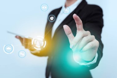 Üniformalı Kadın Geleceğin Sanal Görüntü Simgelerini Dinliyor. Lady in Suit Holding Mobil Aygıtı Dokunaklı Yenilikçi ve Modern Simge Tasarımları.