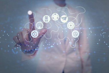 Üniformalı kadın elinde tabletle ekranda adeta dokunuyor. Sekmeyi Taşıyan İşgüzar Kadın Yeni Gelecek Teknolojileri Yazıyor.