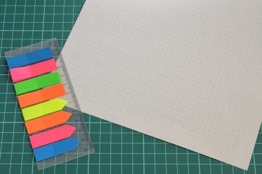 Çoklu Koleksiyon Ofisi Kırtasiyesi Fotoğraf Kalemlerle Not Defteri Cetvel Makas Kağıt Kıskaç Kağıt Tutacağı Tablo Üzerine Yerleştirilmiş