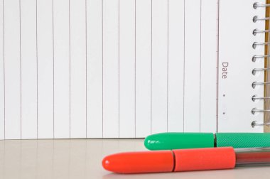 Çoklu Koleksiyon Ofisi Kırtasiyesi Fotoğraf Kalemlerle Not Defteri Cetvel Makas Kağıt Kıskaç Kağıt Tutacağı Tablo Üzerine Yerleştirilmiş