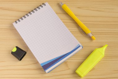 Çoklu Koleksiyon Ofisi Kırtasiyesi Fotoğraf Kalemlerle Not Defteri Cetvel Makas Kağıt Kıskaç Kağıt Tutacağı Tablo Üzerine Yerleştirilmiş