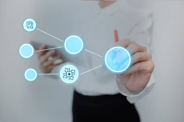 Üniformalı kadın elinde tablet tutuyor ve kalemle daktilo yazıyor. Yeni Gelecek Teknolojileri Yazan ve Gösteren İş Kadınları.