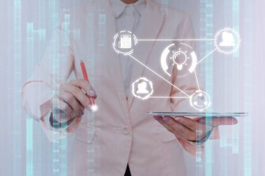 Projeksiyondaki Üniformalı Kadın Farklı Uygulamalara Dokunuyor. Takım Elbiseli İş Kadını Holografik Teknolojiyi Gösterip Kullanıyor.