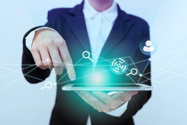 Bayan Takım Elbiseli, Tablet 'i Göstererek Geleceğin Grafik Arayüzünü Gösteriyor. Üniformalı Tutucu Mobil Aygıt Modern Sanal Teknolojileri Sunar.