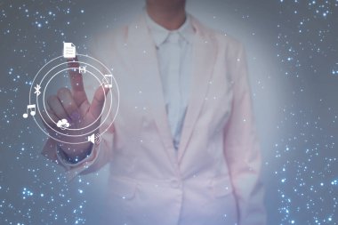 Üniformalı kadın elinde tabletle ekranda adeta dokunuyor. Sekmeyi Taşıyan İşgüzar Kadın Yeni Gelecek Teknolojileri Yazıyor.