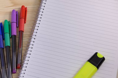 Çoklu Koleksiyon Ofisi Kırtasiyesi Fotoğraf Kalemlerle Not Defteri Cetvel Makas Kağıt Kıskaç Kağıt Tutacağı Tablo Üzerine Yerleştirilmiş