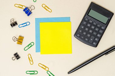 Çoklu Koleksiyon Ofisi Kırtasiyesi Fotoğraf Kalemlerle Not Defteri Cetvel Makas Kağıt Kıskaç Kağıt Tutacağı Tablo Üzerine Yerleştirilmiş