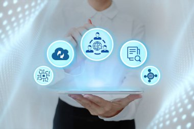 Üniformalı kadın elinde tablet tutuyor ve kalemle daktilo yazıyor. Yeni Gelecek Teknolojileri Yazan ve Gösteren İş Kadınları.