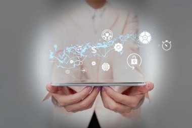 Geleceğin Sanal Görüntü Sunumunu Yapan Bayan Takım Elbiseli Tutucu Telefonu. İş Kadını Gelişmiş Hologram Arayüz Teknolojisi Buluşlarına Dokunuyor.