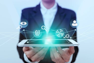 Üniformalı Kadın İki Elli Dokunmatik Tuş Defteri ile Geleceği Gösteren Arayüzü Gösteriyor. Giysili Kadın Tablet Taşıyor Modern Sanal Teknolojiyi Gösteriyor.