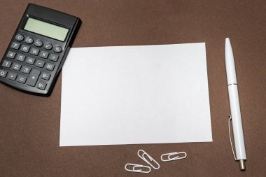 Çoklu Koleksiyon Ofisi Kırtasiyesi Fotoğraf Kalemlerle Not Defteri Cetvel Makas Kağıt Kıskaç Kağıt Tutacağı Tablo Üzerine Yerleştirilmiş